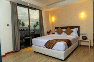 Ari Grand - Queen Size Bed